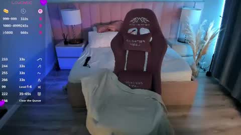 Snapshot of ashton_heidi chatting on June 2026 11:18:02 PM Your girlfriend online show from June 2026 11:18:02 PM
