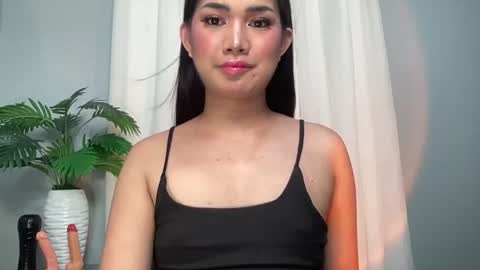 Snapshot of asiansweet_lily chatting on June 2026 10:52:02 AM Lily online show from June 2026 10:52:02 AM