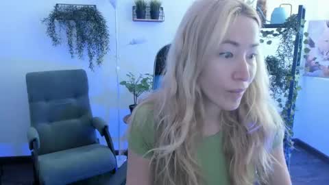 Snapshot of astramonroe chatting on May 2026 04:42:02 AM astramonroe online show from May 2026 04:42:02 AM