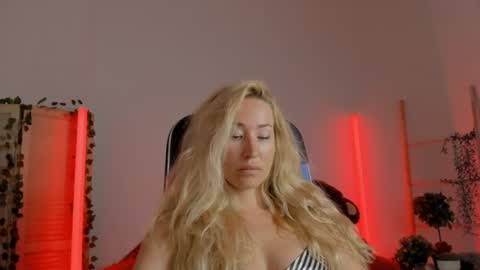 Snapshot of astramonroe chatting on July 2026 02:13:01 PM astramonroe online show from July 2026 02:13:01 PM