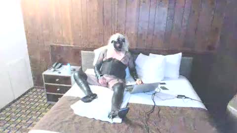 Snapshot of auntiejoan chatting on December 2024 04:04:01 PM Dodge001 online show from December 2024 04:04:01 PM