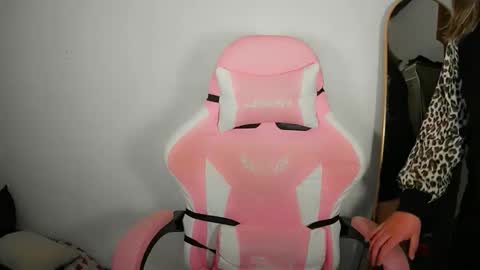 cute online show from September 2025 04:16:02 AM