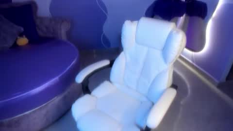 auroracute2 online show from November 2025 02:06:01 PM