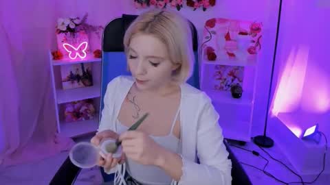 aurorawrenfield online show from October 2025 10:27:01 AM