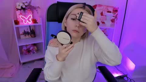 aurorawrenfield online show from November 2025 04:33:02 AM