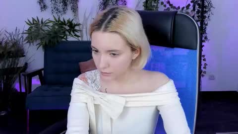 aurorawrenfield online show from December 2025 05:49:02 AM