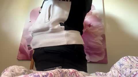 Snapshot of aussielovingxxx chatting on April 2026 09:37:02 PM Milf4u online show from April 2026 09:37:02 PM