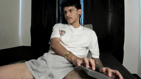 Snapshot of austin_falcon chatting on January 2025 08:33:01 PM Austin online show from January 2025 08:33:01 PM