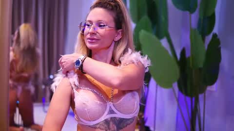 Ava online show from October 2025 03:27:02 AM