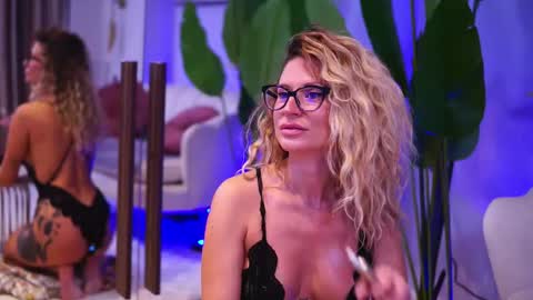 Ava online show from October 2025 04:04:01 AM