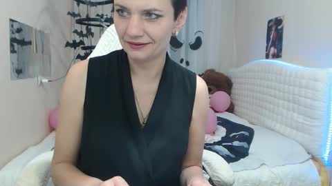 avasaturnian online show from October 2025 12:27:01 PM