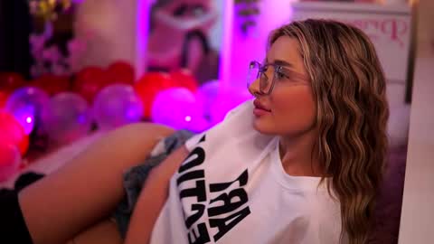 Snapshot of avashay chatting on February 2025 05:58:02 AM Carina online show from February 2025 05:58:02 AM