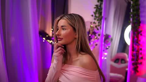 Snapshot of avashay chatting on February 2025 02:42:02 AM Carina online show from February 2025 02:42:02 AM