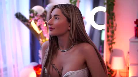 Snapshot of avashay chatting on February 2025 05:33:02 AM Carina online show from February 2025 05:33:02 AM