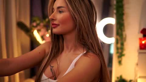 Snapshot of avashay chatting on February 2025 02:39:01 AM Carina online show from February 2025 02:39:01 AM