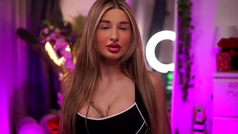 Snapshot of avashay chatting on February 2025 12:30:02 AM Carina online show from February 2025 12:30:02 AM