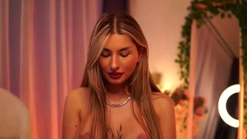 Snapshot of avashay chatting on February 2025 04:46:02 AM Carina online show from February 2025 04:46:02 AM