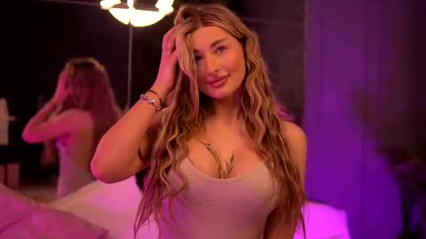 Snapshot of avashay chatting on March 2025 01:12:01 AM Carina online show from March 2025 01:12:01 AM