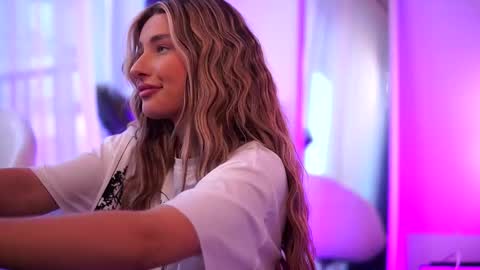 Snapshot of avashay chatting on March 2025 05:03:02 AM Carina online show from March 2025 05:03:02 AM