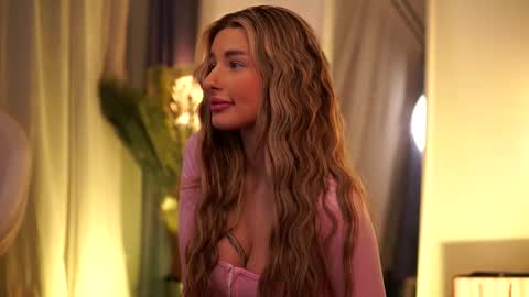 Snapshot of avashay chatting on March 2025 03:08:01 AM Carina online show from March 2025 03:08:01 AM