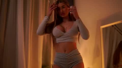 Snapshot of avashay chatting on March 2025 02:09:02 AM Carina online show from March 2025 02:09:02 AM