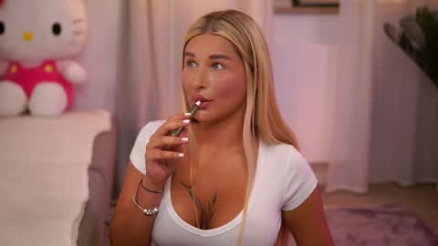 Snapshot of avashay chatting on September 2025 06:52:01 PM Carina online show from September 2025 06:52:01 PM