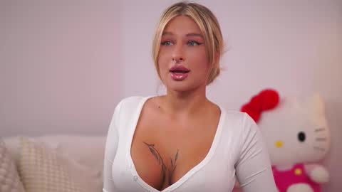 Snapshot of avashay chatting on September 2025 08:20:02 PM Carina online show from September 2025 08:20:02 PM