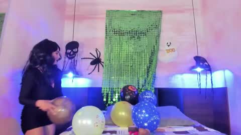 avawhiite online show from October 2025 08:02:02 PM