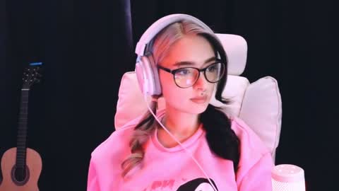 Avriel online show from February 2025 02:39:01 AM