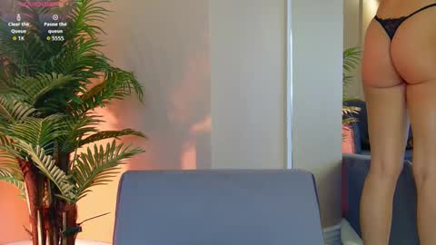 AVRILL CYRUX online show from October 2025 07:05:02 AM