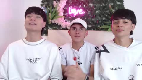 axel_milo_and_kairo online show from November 2025 10:08:02 PM