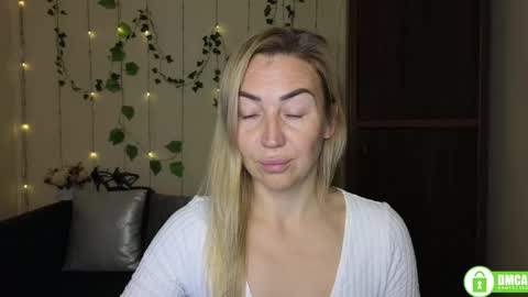 Jully online show from November 2025 06:28:02 PM