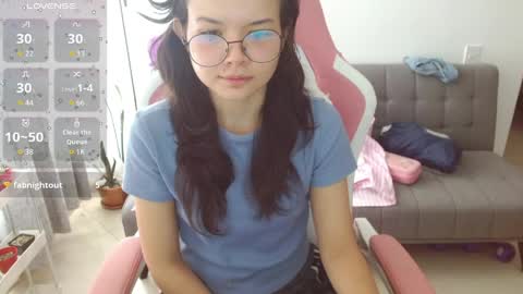 Snapshot of azu_chan chatting on April 2026 03:42:01 PM Azu online show from April 2026 03:42:01 PM