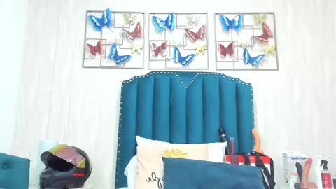 Anny online show from November 2025 04:00:01 AM