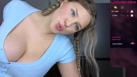 Snapshot of b_e_l_l_a__t_r_i_x chatting on December 2024 09:50:01 PM Bella Wooowww online show from December 2024 09:50:01 PM