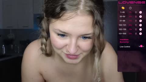 Snapshot of b_e_l_l_a__t_r_i_x chatting on December 2024 07:28:01 AM Bella Wooowww online show from December 2024 07:28:01 AM