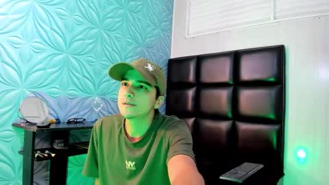 Snapshot of bad_boy_21_ chatting on February 2026 04:02:01 AM bad_boy_21_ online show from February 2026 04:02:01 AM