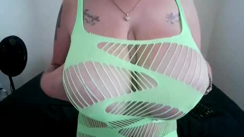 Snapshot of baddie_kiki chatting on April 2026 03:28:02 PM Kiki online show from April 2026 03:28:02 PM