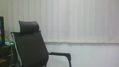 Snapshot of ballbustingslave1987nolimits chatting on December 2024 07:18:01 AM Ballbusting Slave online show from December 2024 07:18:01 AM