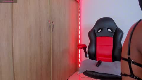 Nicolle  online show from November 2025 04:00:01 AM