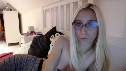Lena online show from October 2025 06:27:01 PM