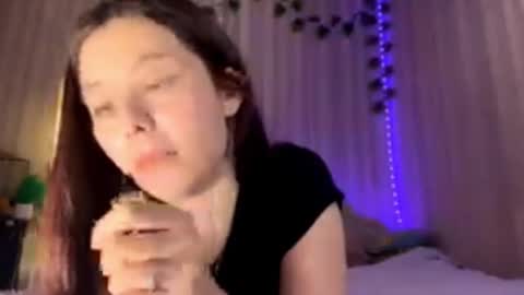 Snapshot of beataschielke chatting on March 2026 12:00:01 PM Bella online show from March 2026 12:00:01 PM