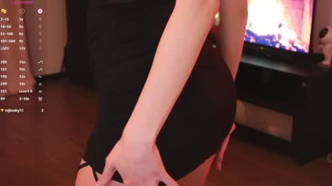 Snapshot of beatricefawne chatting on January 2025 11:02:01 PM Bzzz Bea online show from January 2025 11:02:01 PM