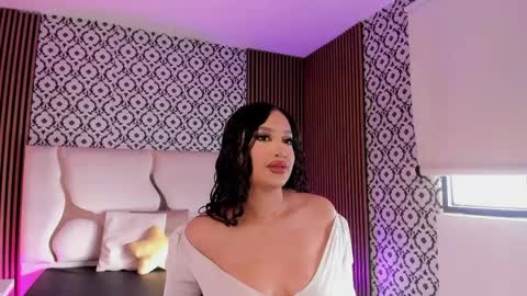 Snapshot of beella_tay1 chatting on June 2026 12:18:01 PM BELLA online show from June 2026 12:18:01 PM