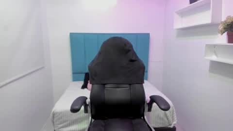 Bella online show from September 2025 01:02:02 PM