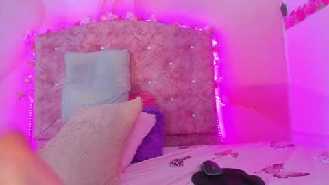 Snapshot of bella__sweets chatting on December 2024 11:02:02 PM Melanie online show from December 2024 11:02:02 PM