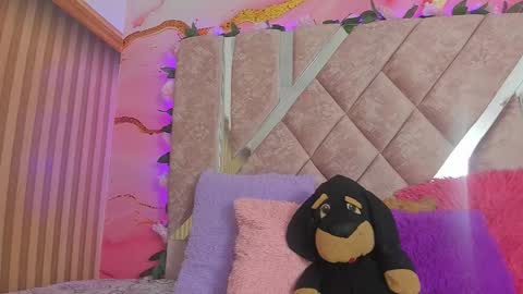 Snapshot of bella__sweets chatting on February 2026 10:27:01 AM Melanie online show from February 2026 10:27:01 AM