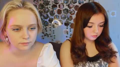 bella_and_alice online show from September 2025 01:13:01 PM
