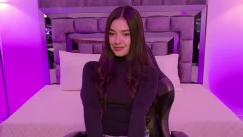 Snapshot of bella_clark2 chatting on November 2025 04:34:01 AM Bella online show from November 2025 04:34:01 AM