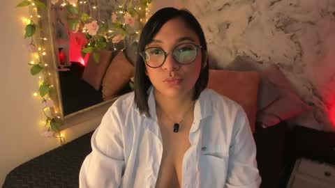 Snapshot of bella_desi chatting on May 2026 01:18:02 PM Dessi online show from May 2026 01:18:02 PM